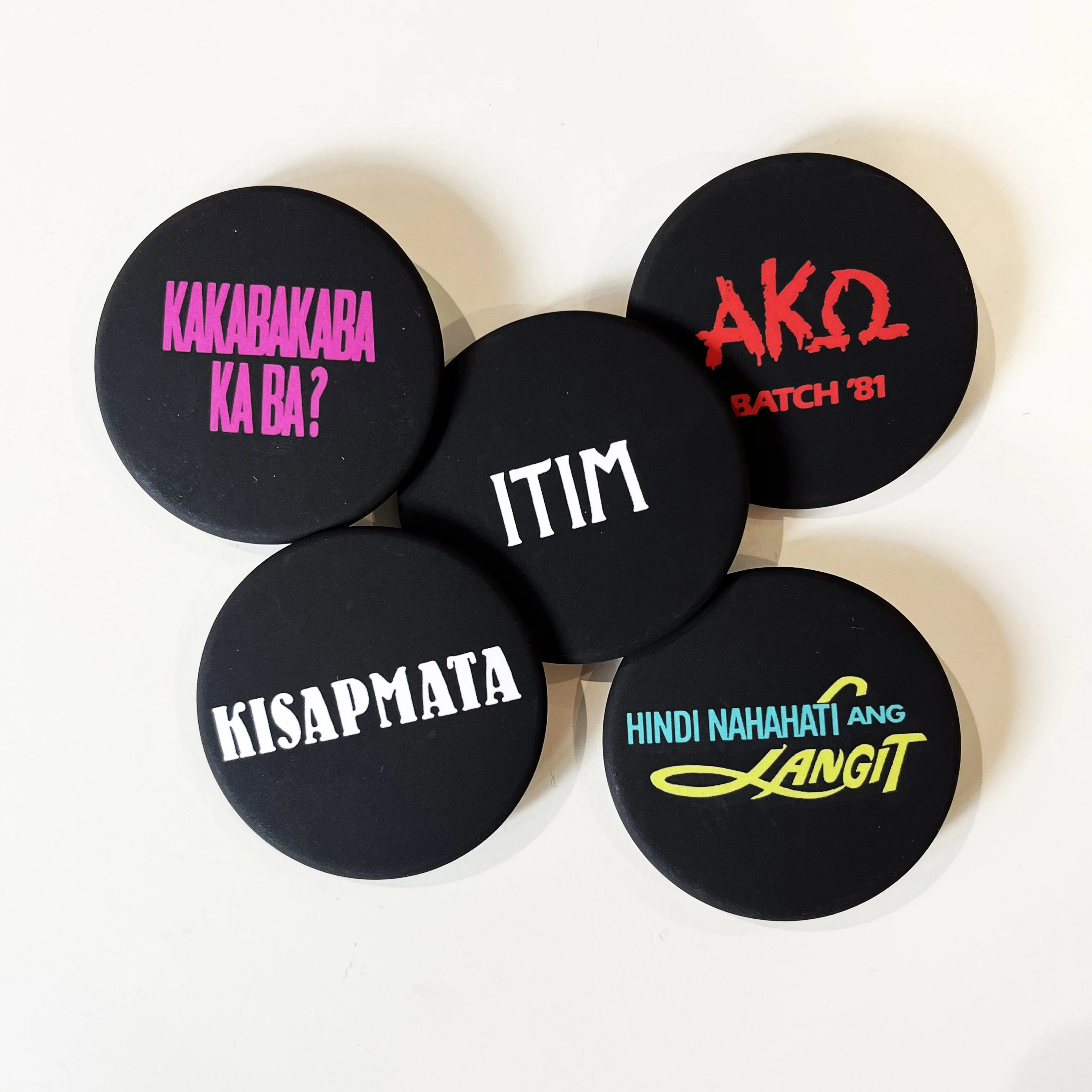 Lot de 5 badges Mike de Leon